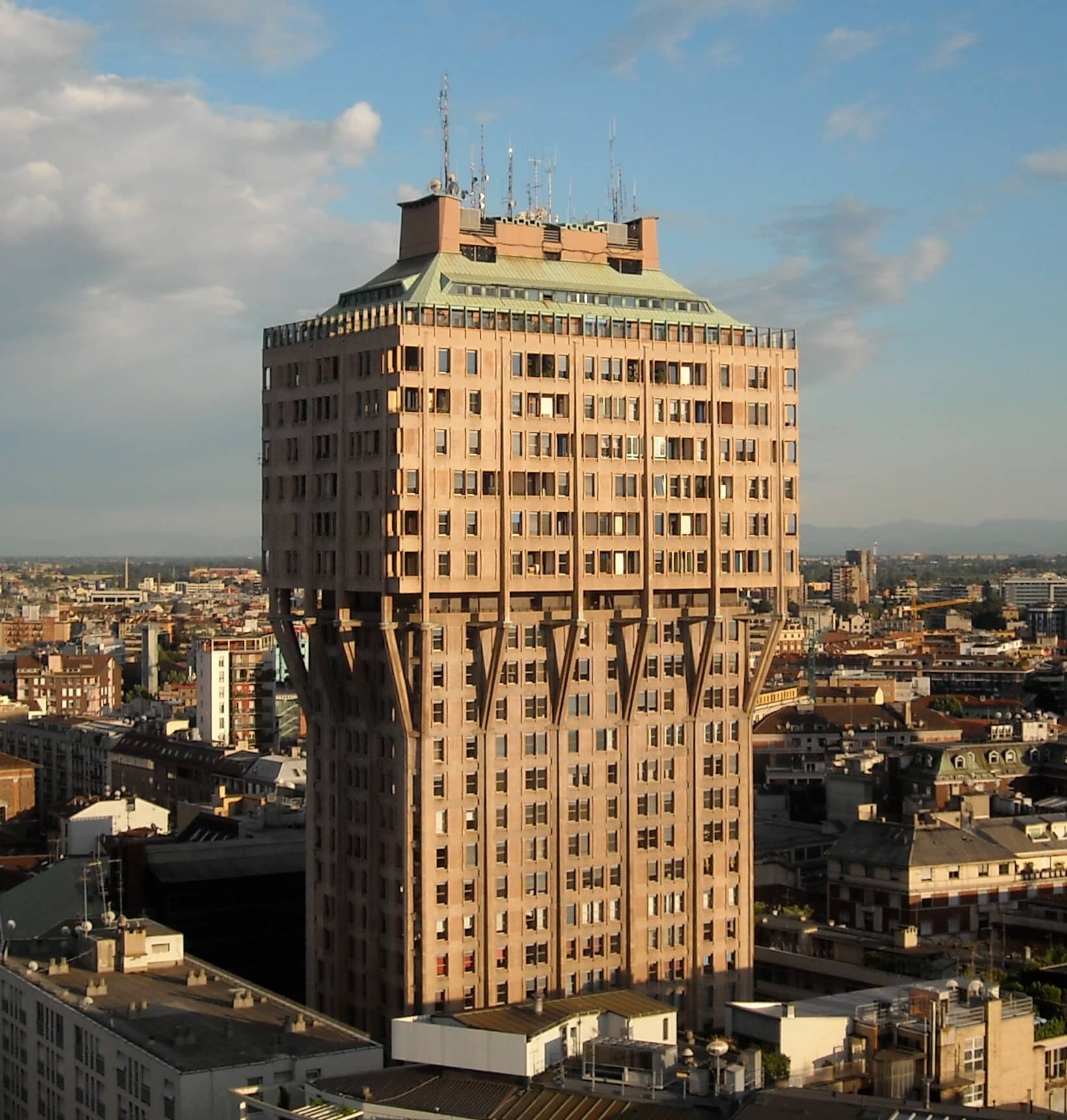 La Torre Velasca vista dalla piazza